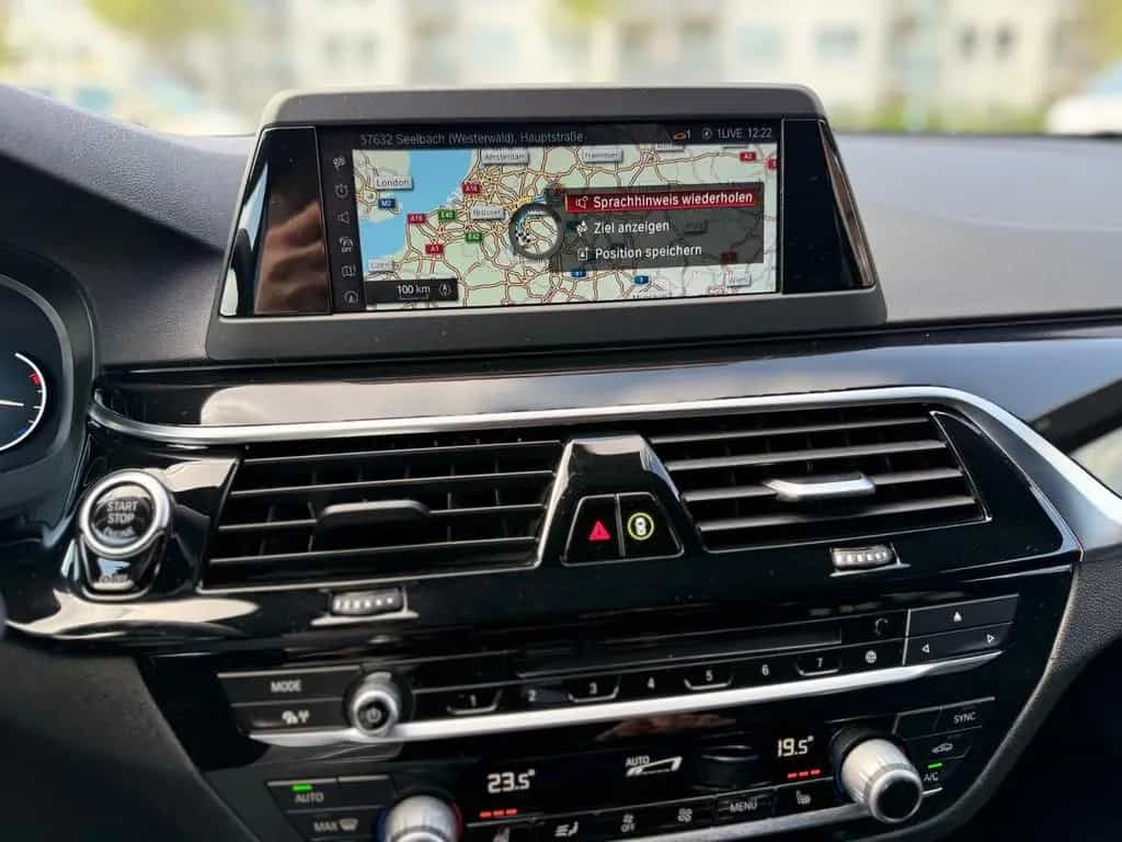 BMW Touring 520 d Sport Line PANO SHZ NAVI Garantie 05/2019-photo-25