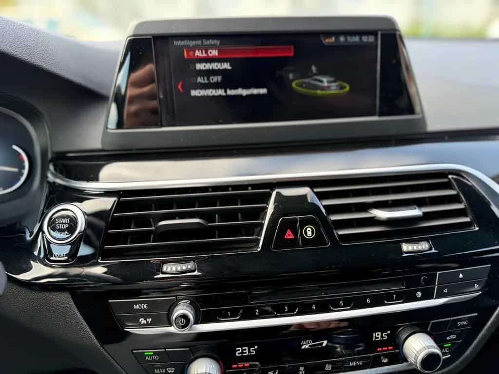 BMW Touring 520 d Sport Line PANO SHZ NAVI Garantie 05/2019-photo-26