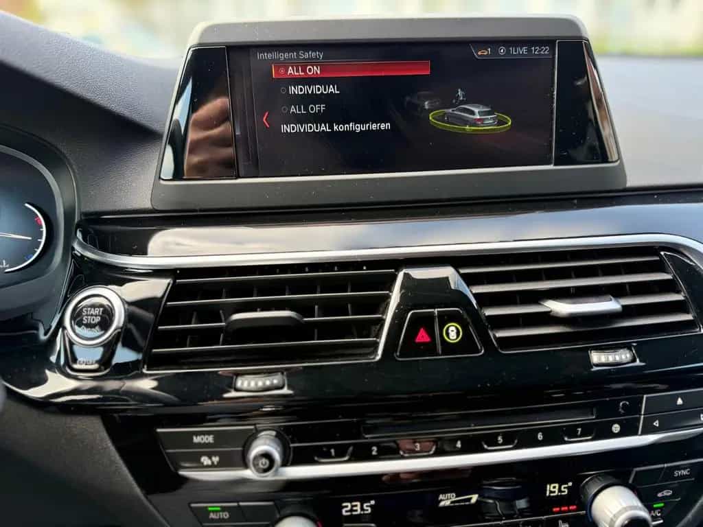 BMW Touring 520 d Sport Line PANO SHZ NAVI Garantie 05/2019-photo-27