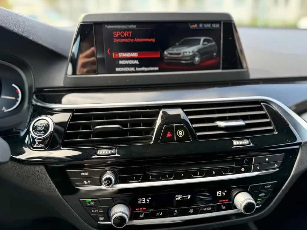 BMW Touring 520 d Sport Line PANO SHZ NAVI Garantie 05/2019-photo-28