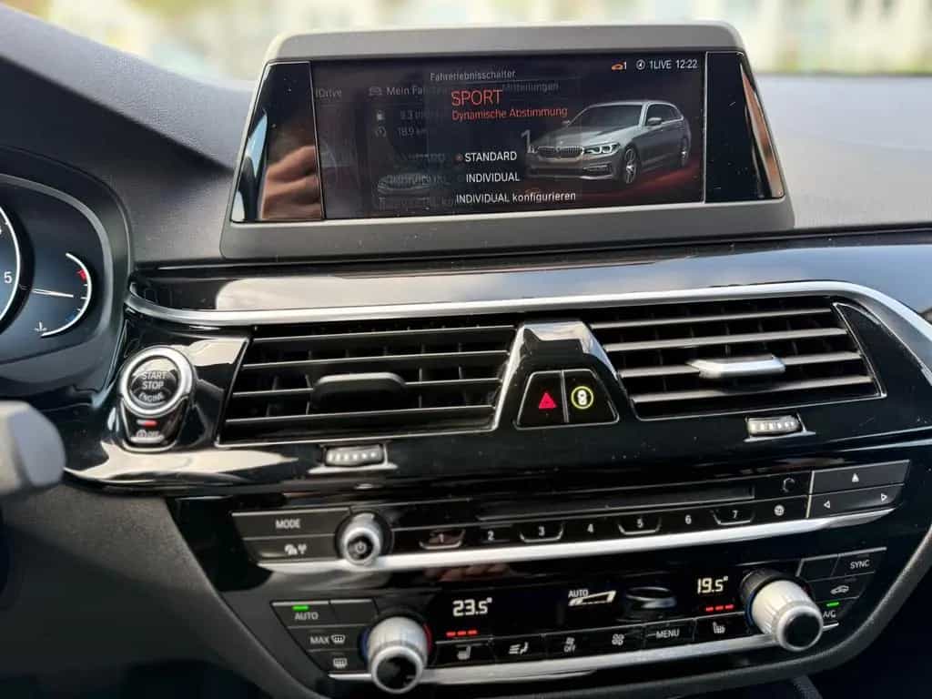 BMW Touring 520 d Sport Line PANO SHZ NAVI Garantie 05/2019-photo-29