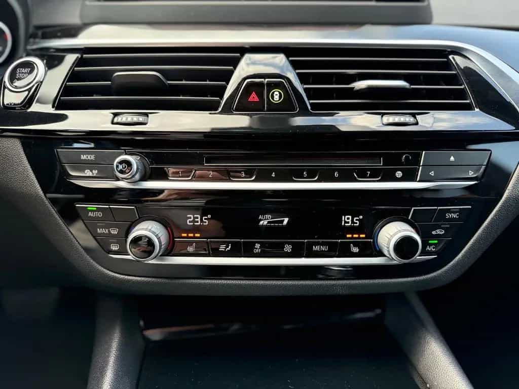 BMW Touring 520 d Sport Line PANO SHZ NAVI Garantie 05/2019-photo-31