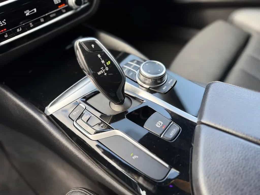 BMW Touring 520 d Sport Line PANO SHZ NAVI Garantie 05/2019-photo-32