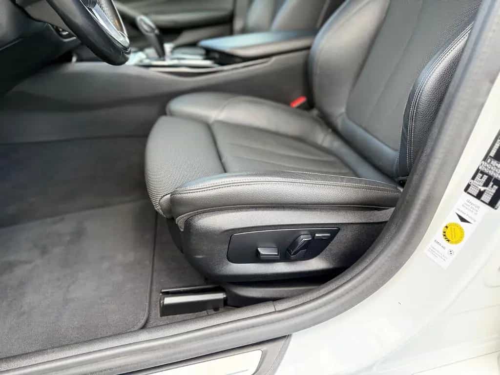 BMW Touring 520 d Sport Line PANO SHZ NAVI Garantie 05/2019-photo-35