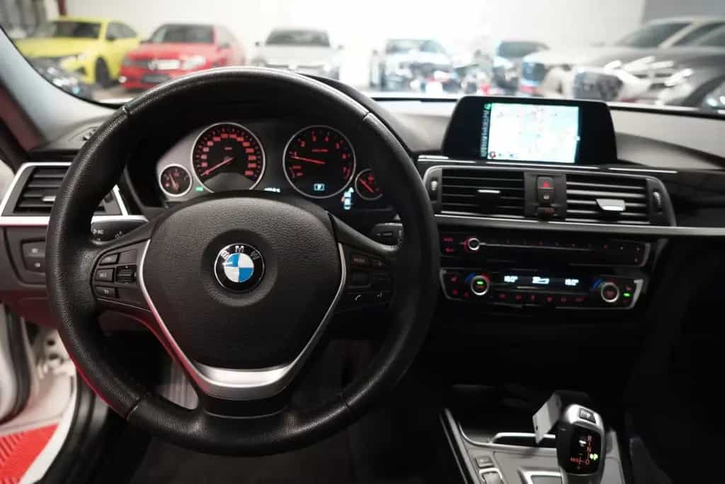BMW 320 i F30 Advantage *Unfallfrei*Wenig-Km* 01/2017-photo-17
