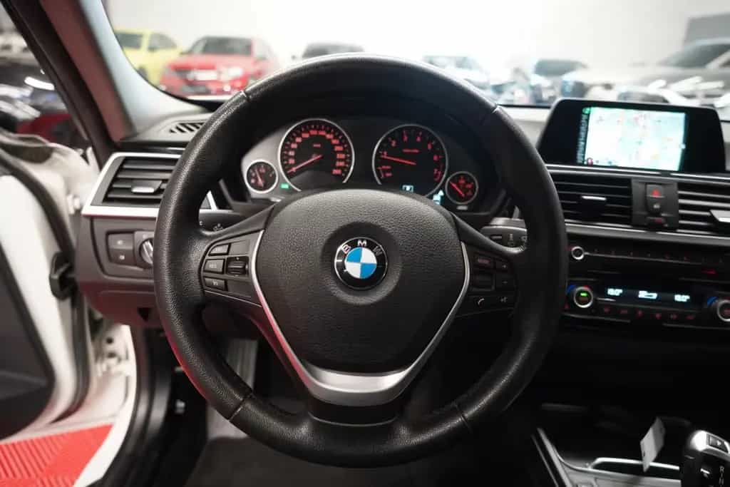 BMW 320 i F30 Advantage *Unfallfrei*Wenig-Km* 01/2017-photo-18