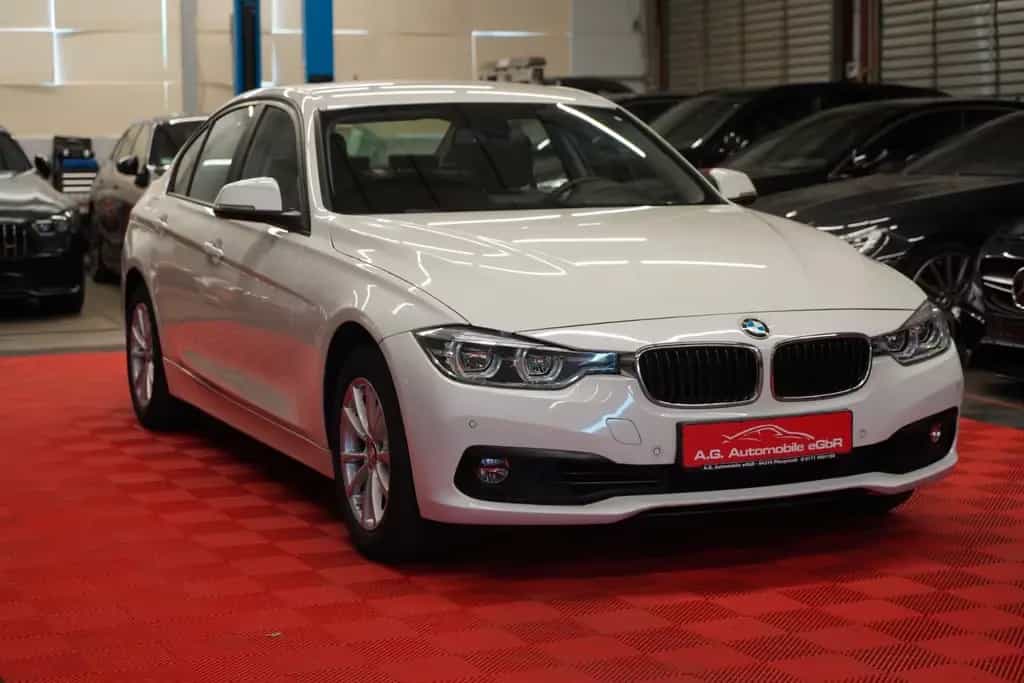 BMW 320 i F30 Advantage *Unfallfrei*Wenig-Km* 01/2017-photo-2