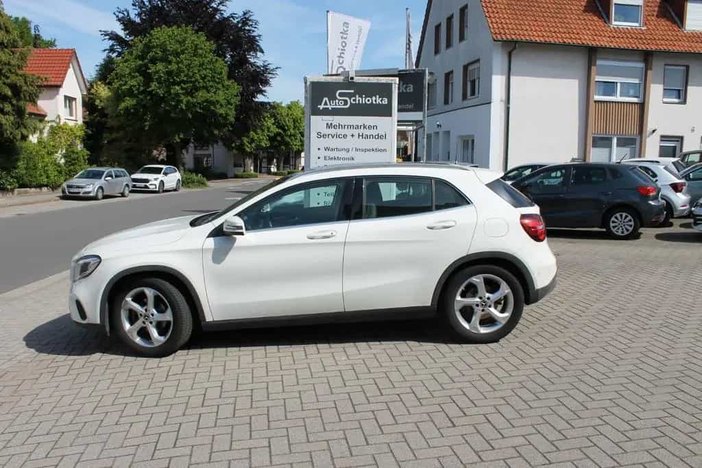 Mercedes-Benz GLA 180 Urban-Navi-Panoramadach-PDC 08/2017-photo-1