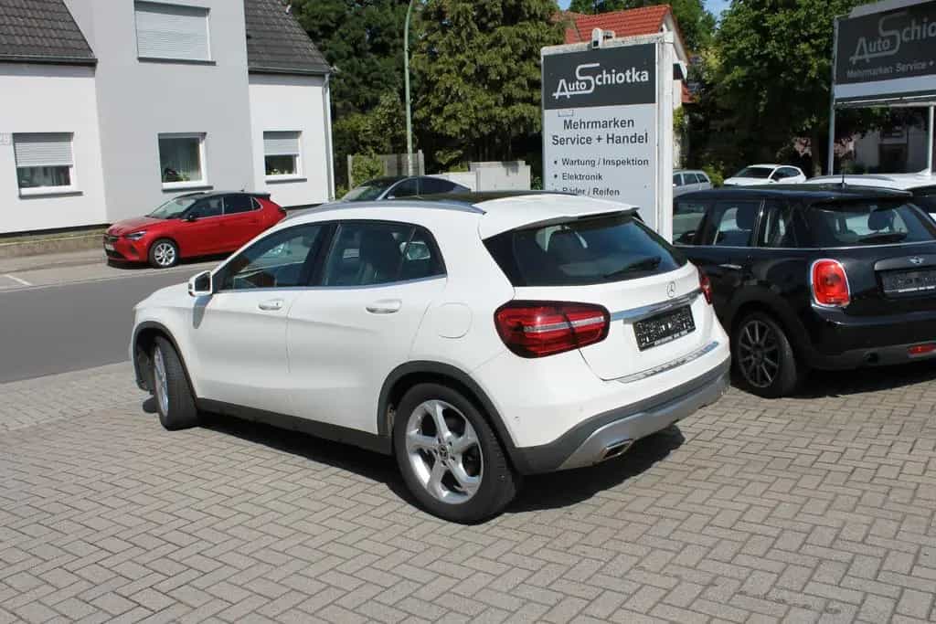 Mercedes-Benz GLA 180 Urban-Navi-Panoramadach-PDC 08/2017-photo-2