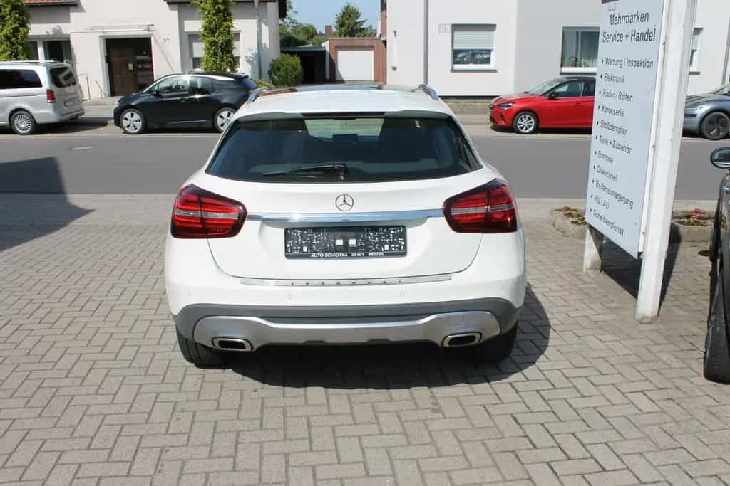 Mercedes-Benz GLA 180 Urban-Navi-Panoramadach-PDC 08/2017-photo-3