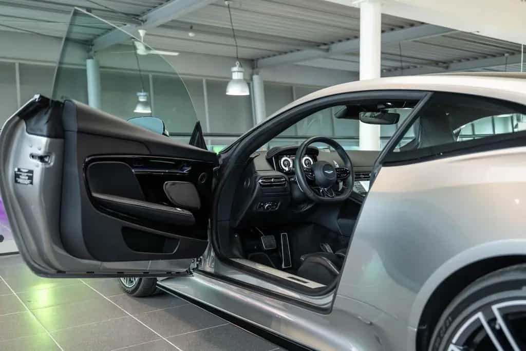 Aston Martin DB12 4.0 V8 05/2024-photo-23