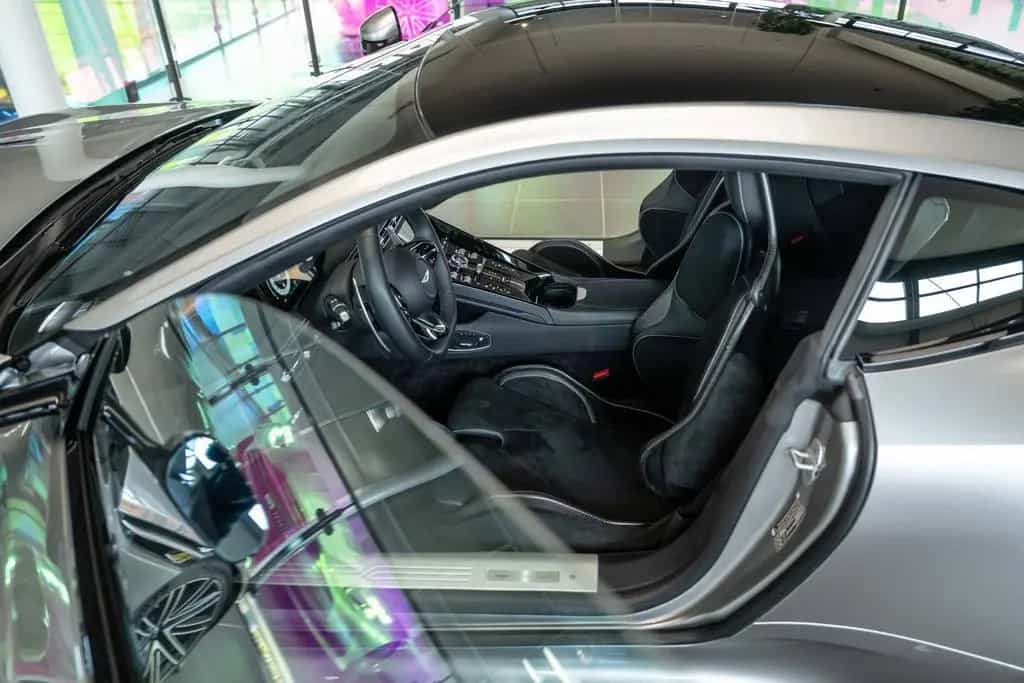 Aston Martin DB12 4.0 V8 05/2024-photo-24