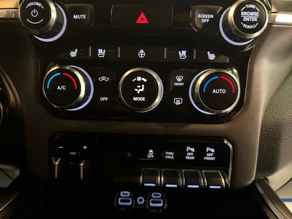 Dodge RAM 1500 5.7 Laramie / 4x4 / eTorque / LED 07/2021-photo-22