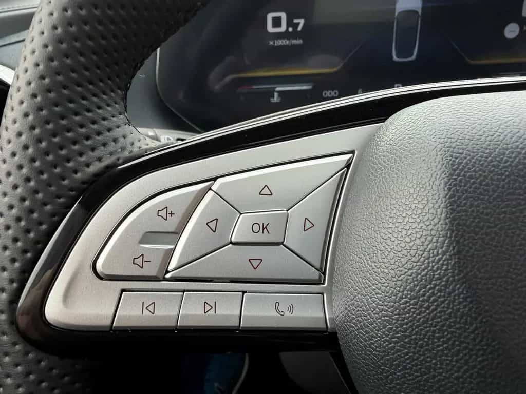 DFSK Forthing 5 Leder PANO LED SHZ CarPlay BLT 360° null-photo-23