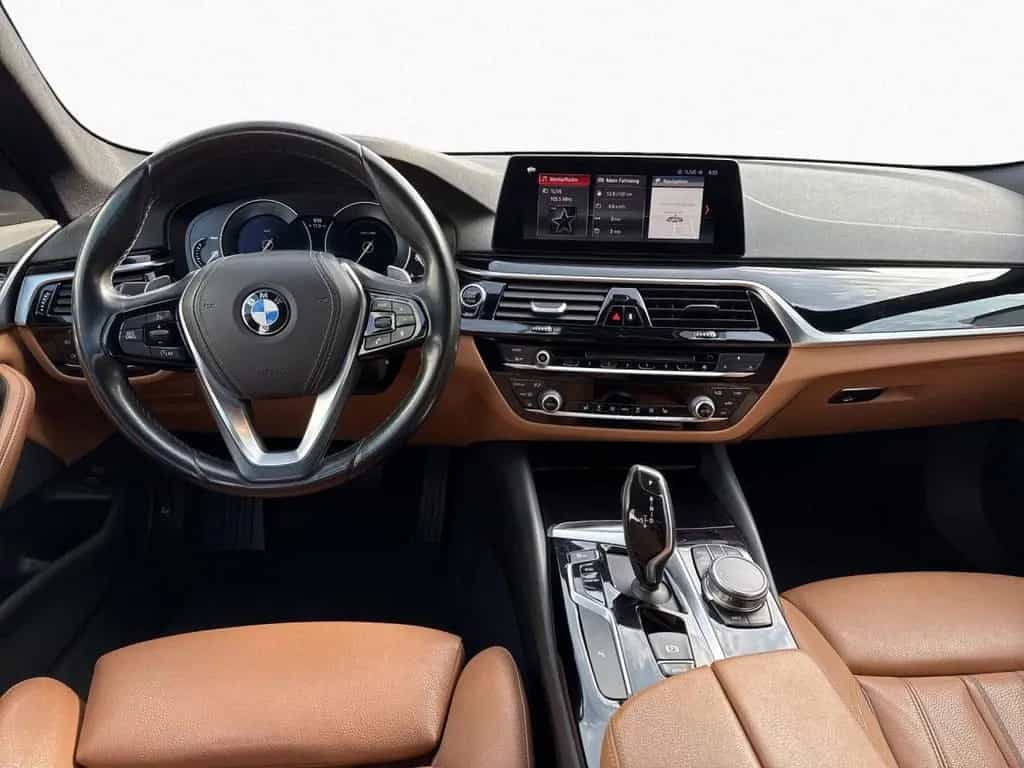 BMW 530 d xDrive Tour. SPORT NavPr DA SHZ Kam AHK 18" 08/2018-photo-12