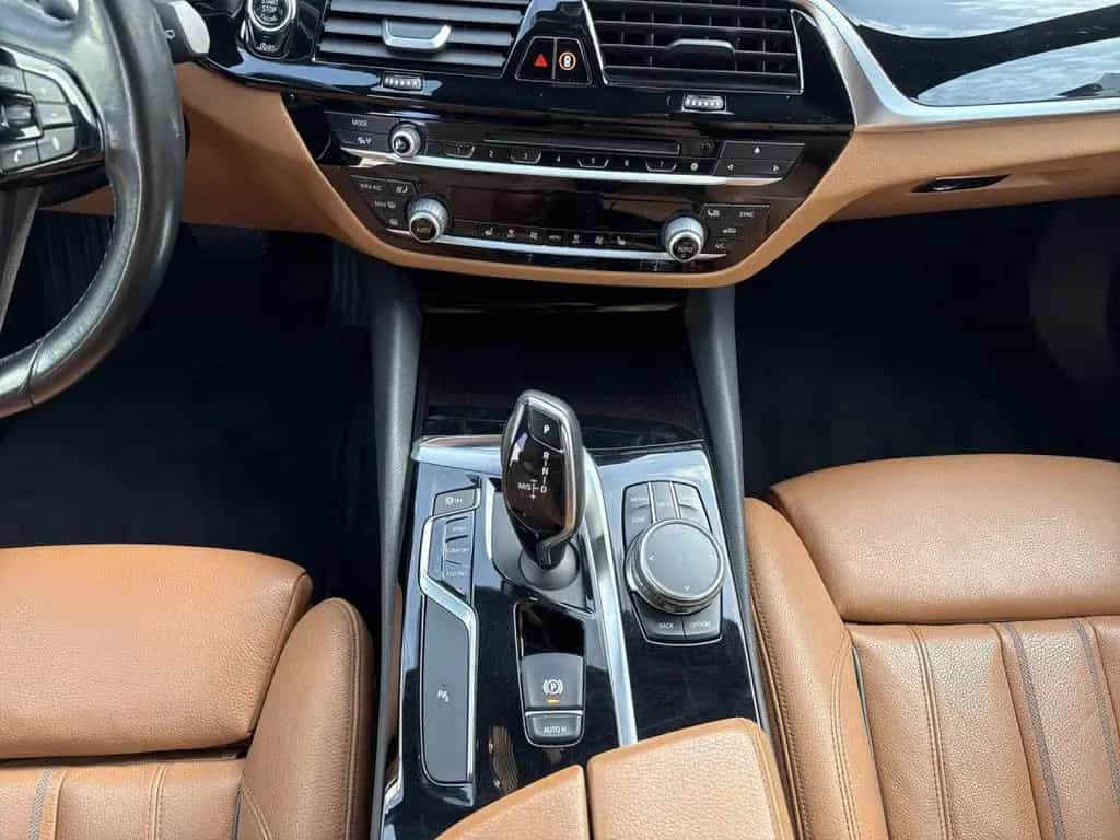 BMW 530 d xDrive Tour. SPORT NavPr DA SHZ Kam AHK 18" 08/2018-photo-14