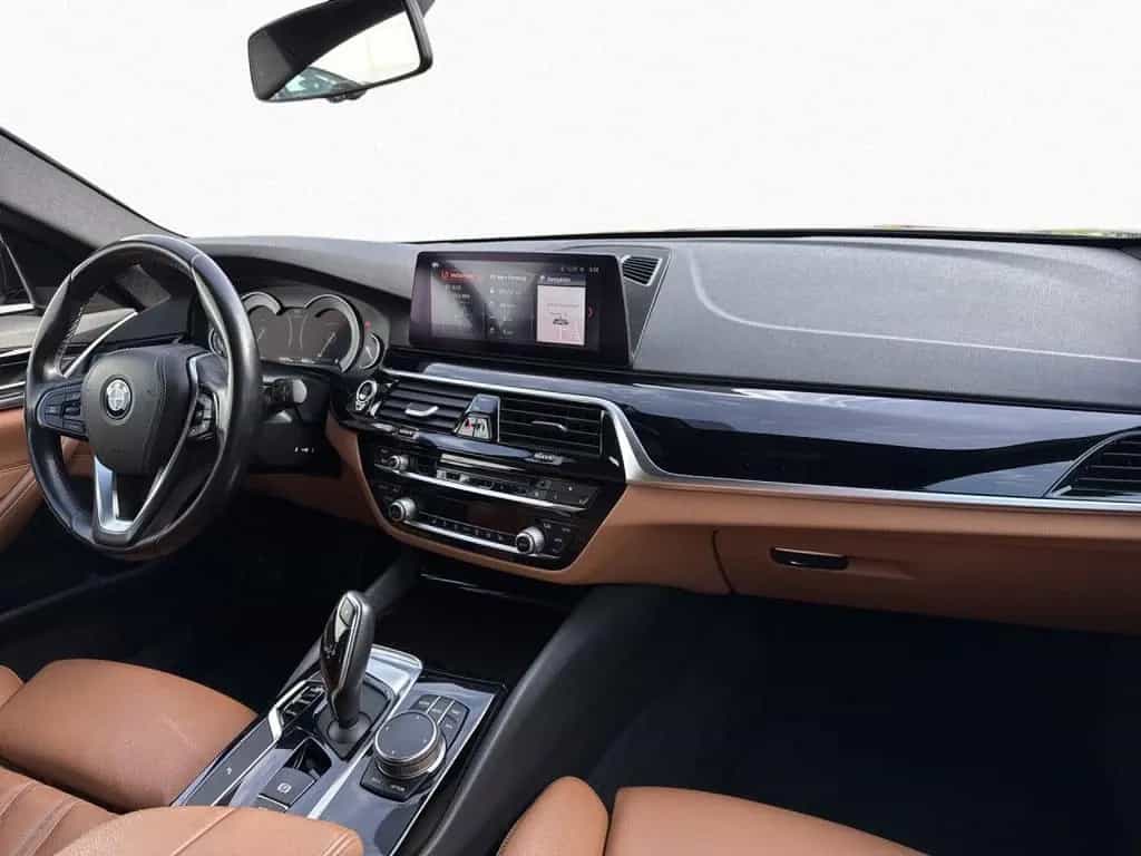 BMW 530 d xDrive Tour. SPORT NavPr DA SHZ Kam AHK 18" 08/2018-photo-9