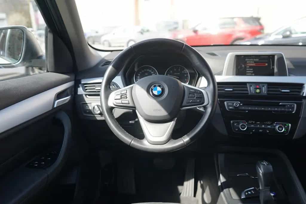 BMW X1 sDrive 18i LED Navi Sitzheizung AHK PDC Leder 05/2017-photo-10