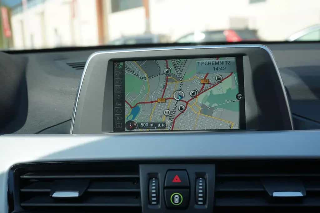 BMW X1 sDrive 18i LED Navi Sitzheizung AHK PDC Leder 05/2017-photo-12