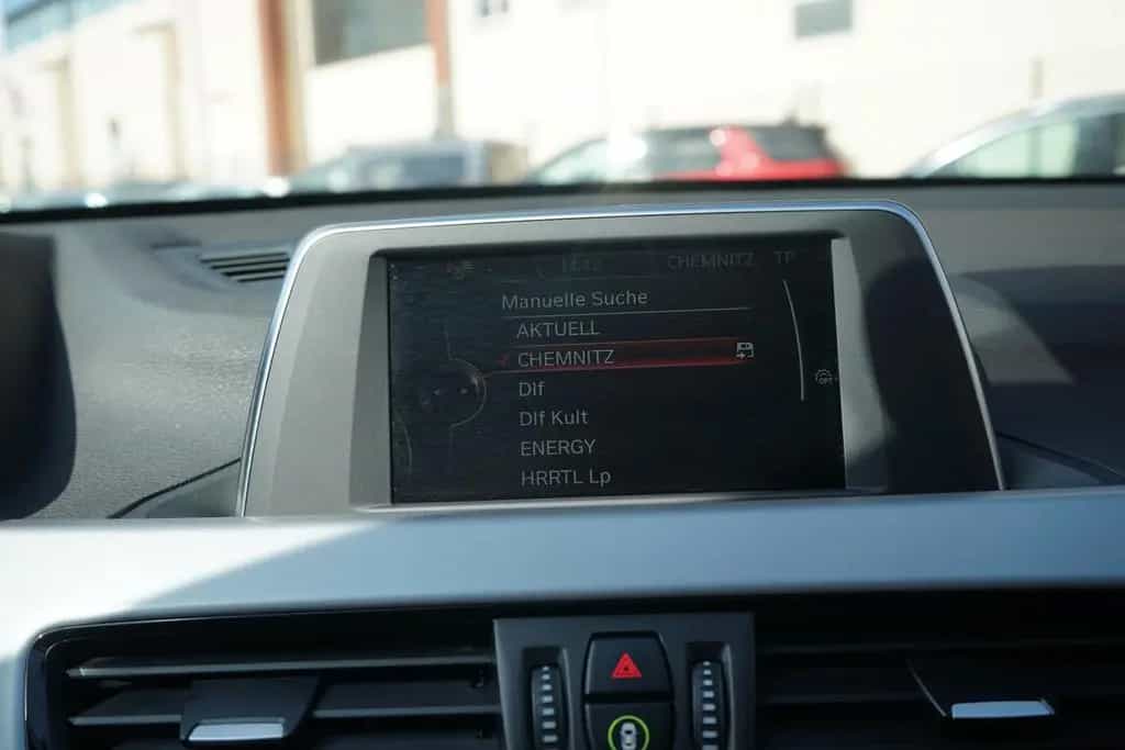 BMW X1 sDrive 18i LED Navi Sitzheizung AHK PDC Leder 05/2017-photo-13