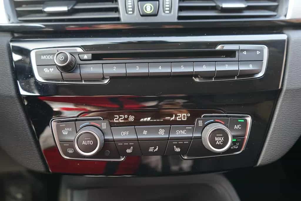 BMW X1 sDrive 18i LED Navi Sitzheizung AHK PDC Leder 05/2017-photo-14