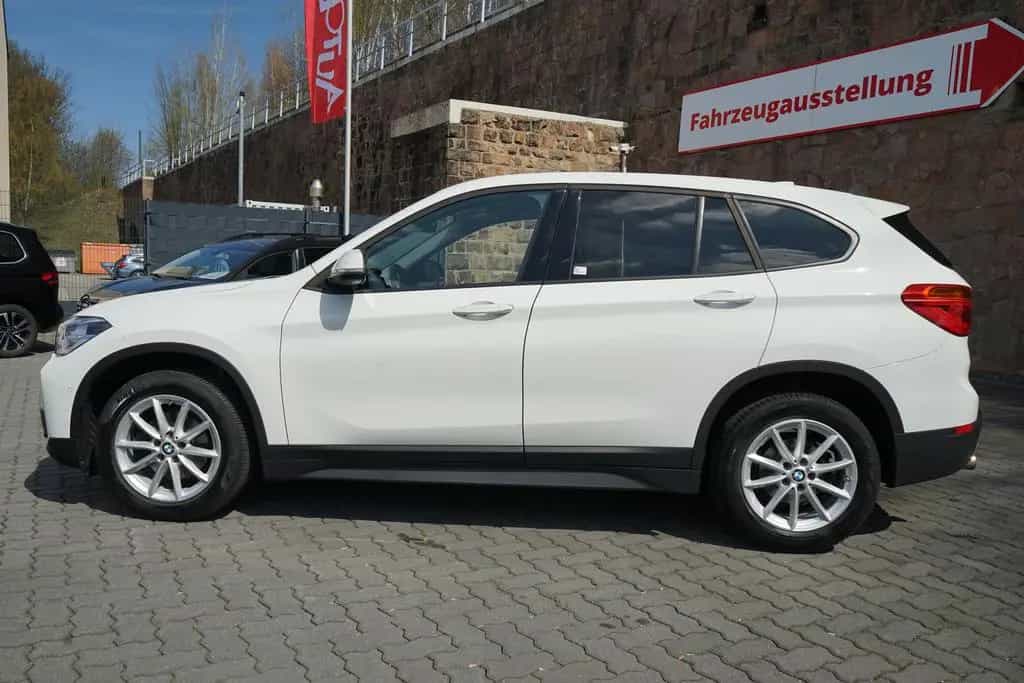 BMW X1 sDrive 18i LED Navi Sitzheizung AHK PDC Leder 05/2017-photo-2