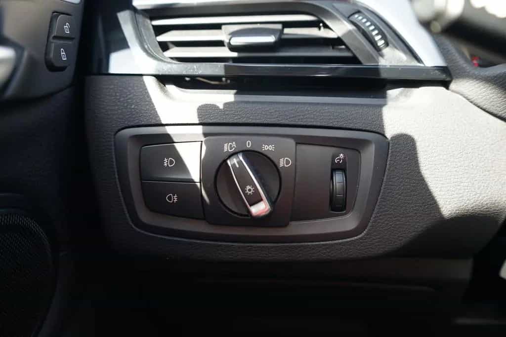 BMW X1 sDrive 18i LED Navi Sitzheizung AHK PDC Leder 05/2017-photo-25