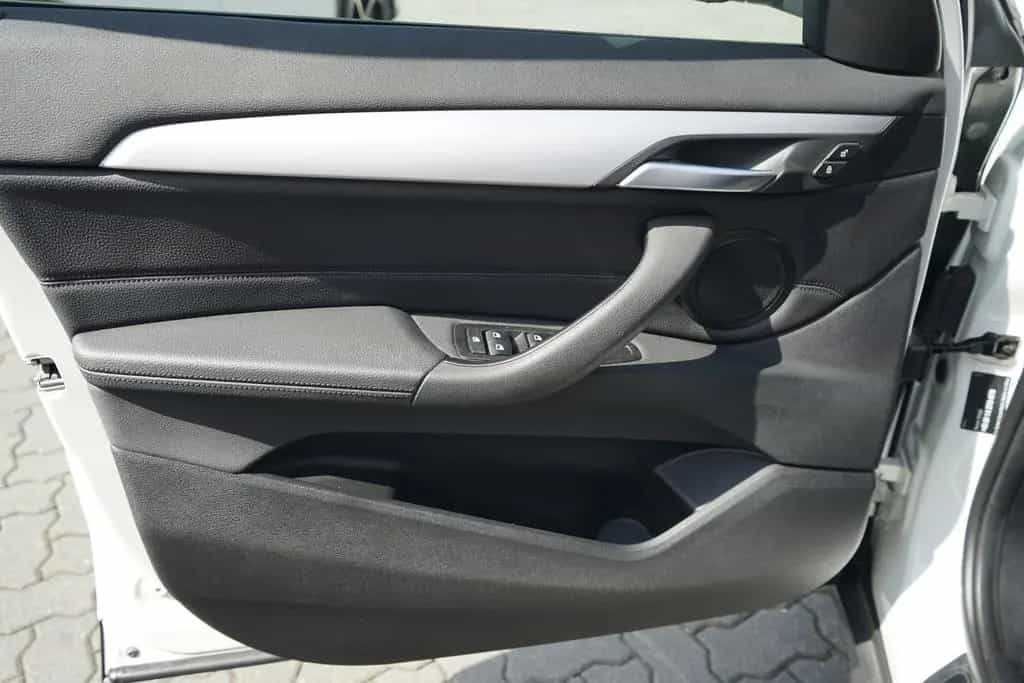 BMW X1 sDrive 18i LED Navi Sitzheizung AHK PDC Leder 05/2017-photo-26
