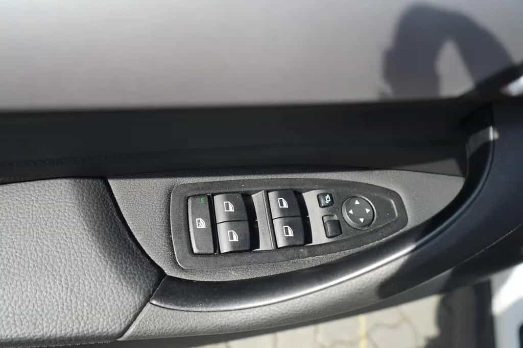 BMW X1 sDrive 18i LED Navi Sitzheizung AHK PDC Leder 05/2017-photo-27