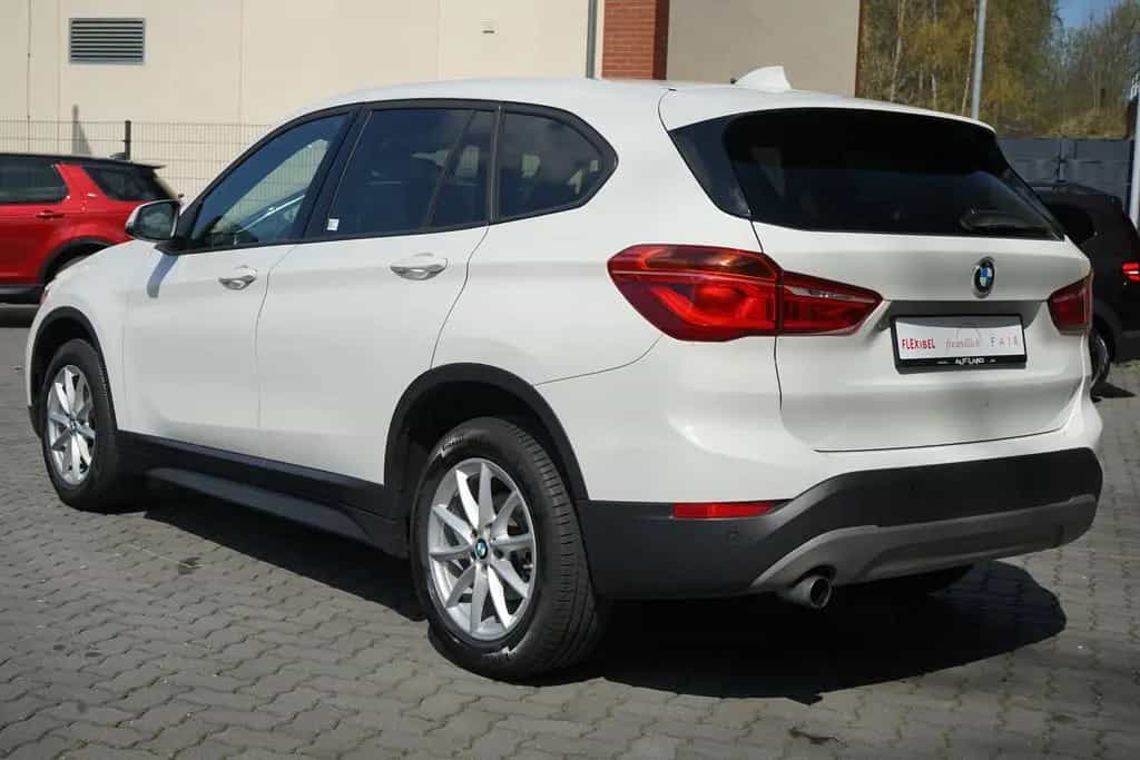 BMW X1 sDrive 18i LED Navi Sitzheizung AHK PDC Leder 05/2017-photo-3