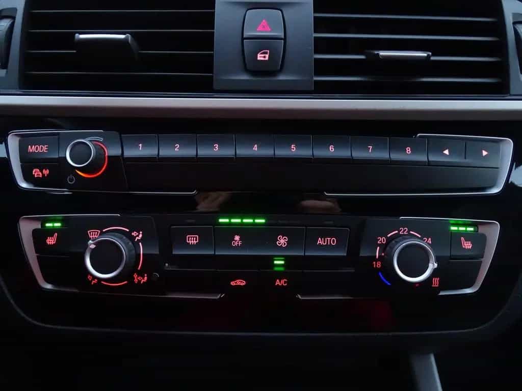 BMW 1 Series 118i Advantage Navi LED AAC SHZ PDC Sportsitze 03/2018-photo-12