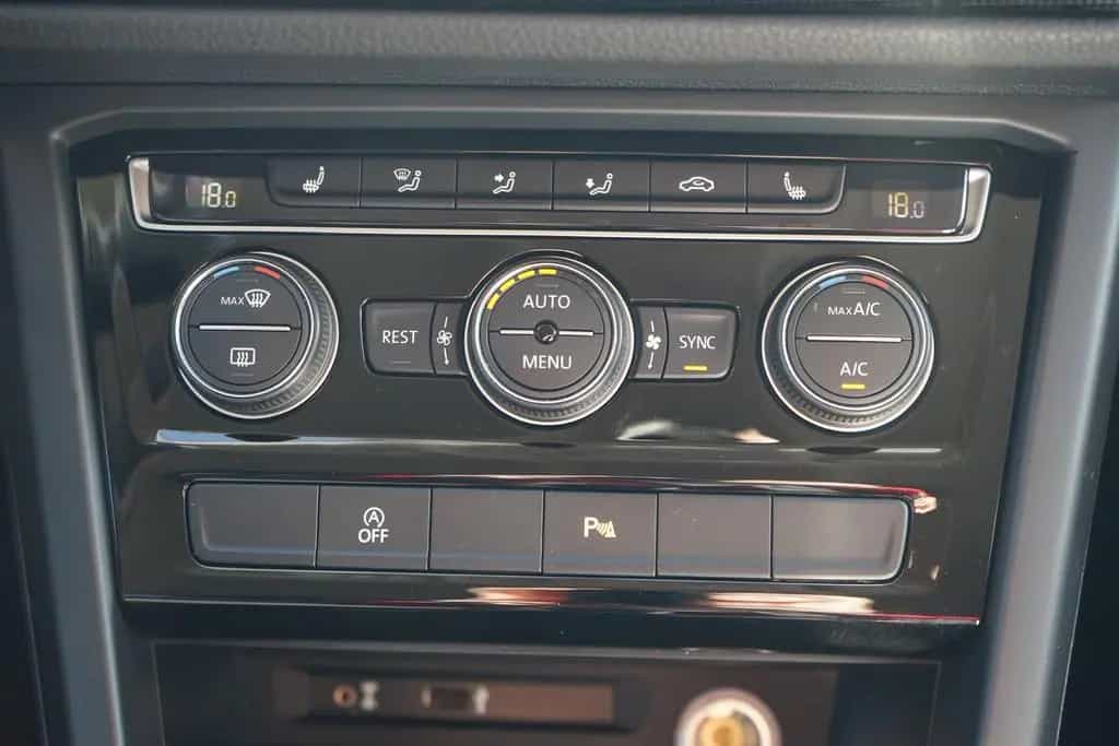 Volkswagen Touran 1.2 TSI Sound Navi Sitzheizung PDC Klimaa 10/2017-photo-19