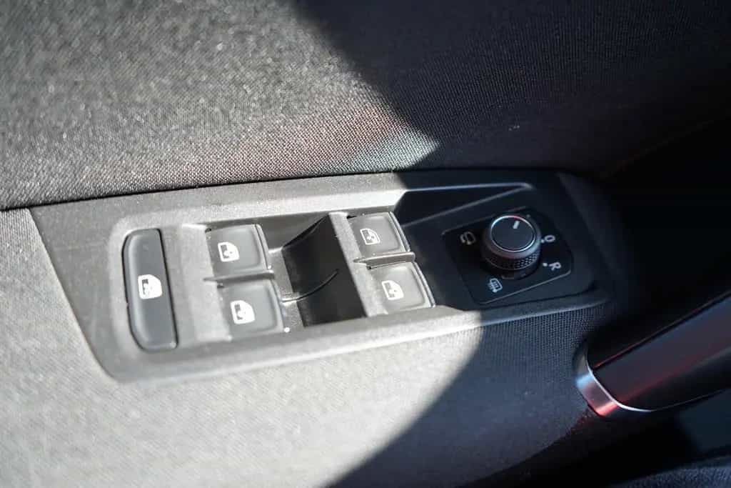 Volkswagen Touran 1.2 TSI Sound Navi Sitzheizung PDC Klimaa 10/2017-photo-28