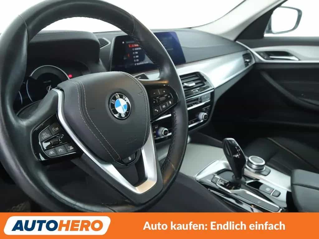 BMW 5 Series 520d Luxury Line Aut.*NAVI*LED*HUD*ACC*CAM*AHK* 04/2020-photo-10