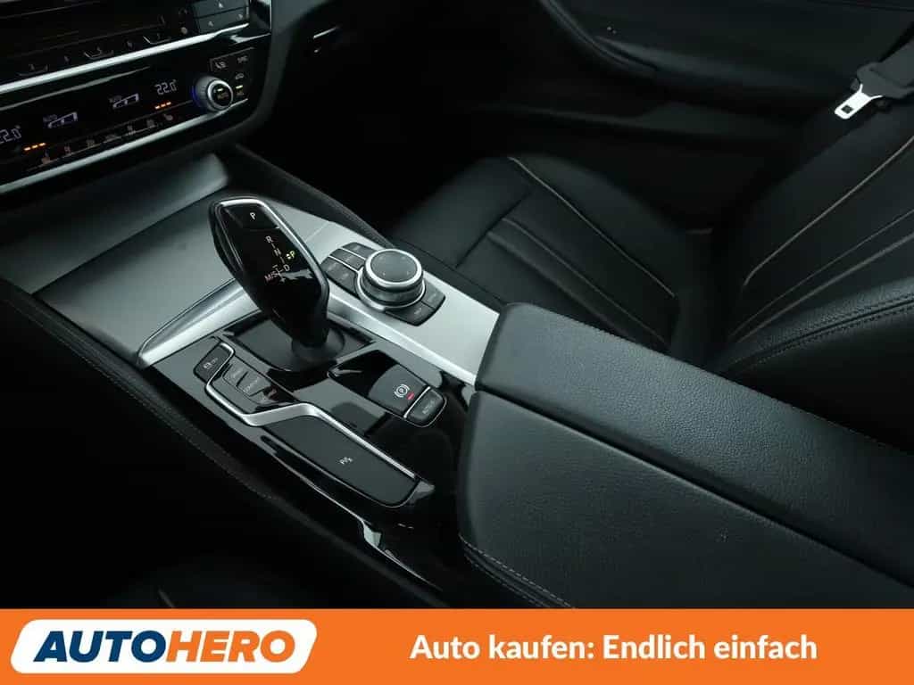BMW 5 Series 520d Luxury Line Aut.*NAVI*LED*HUD*ACC*CAM*AHK* 04/2020-photo-23