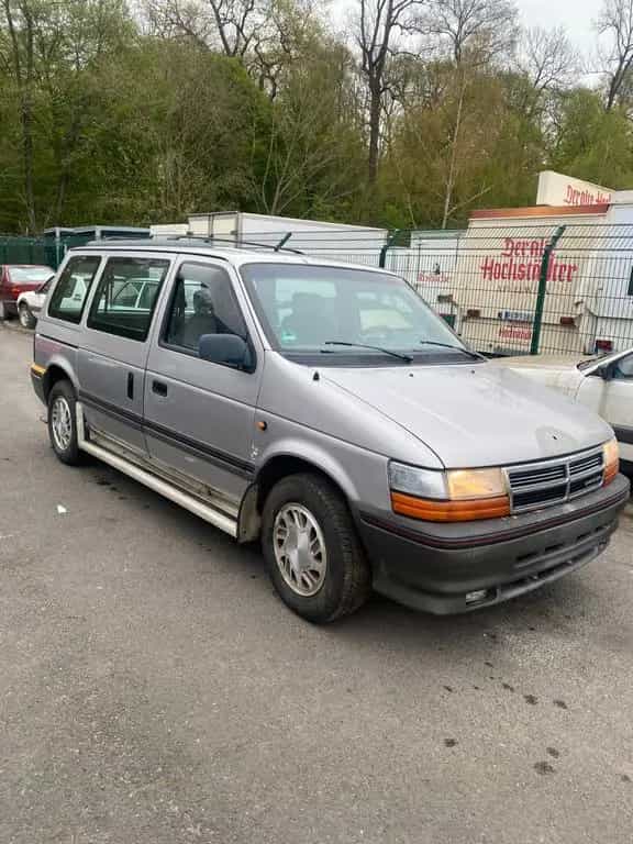 Chrysler Voyager 3.3 SE V6 Auto 06/1993-photo-1