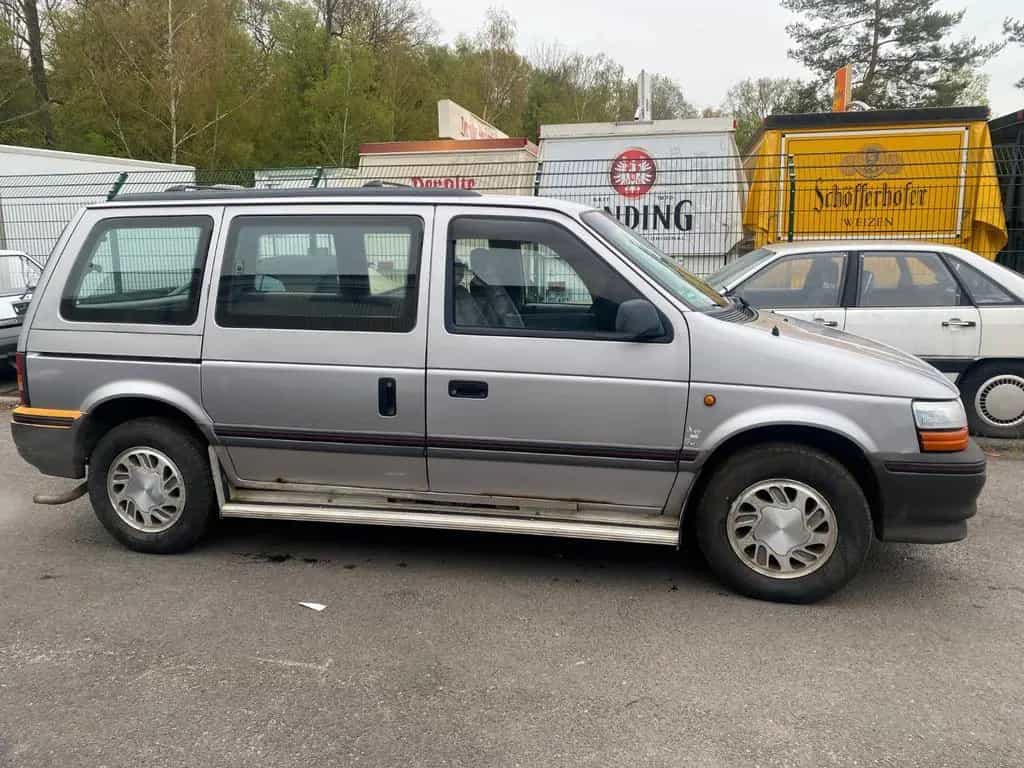 Chrysler Voyager 3.3 SE V6 Auto 06/1993-photo-2