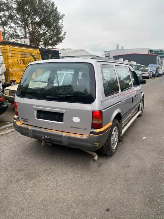 Chrysler Voyager 3.3 SE V6 Auto 06/1993-photo-3