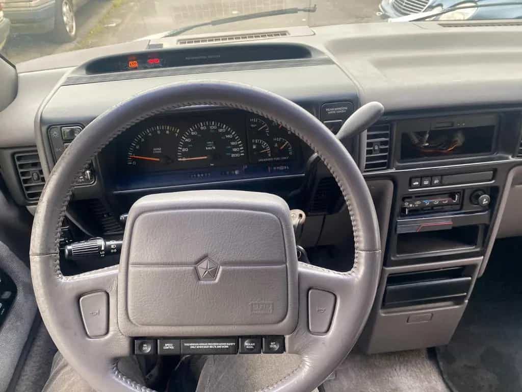 Chrysler Voyager 3.3 SE V6 Auto 06/1993-photo-9