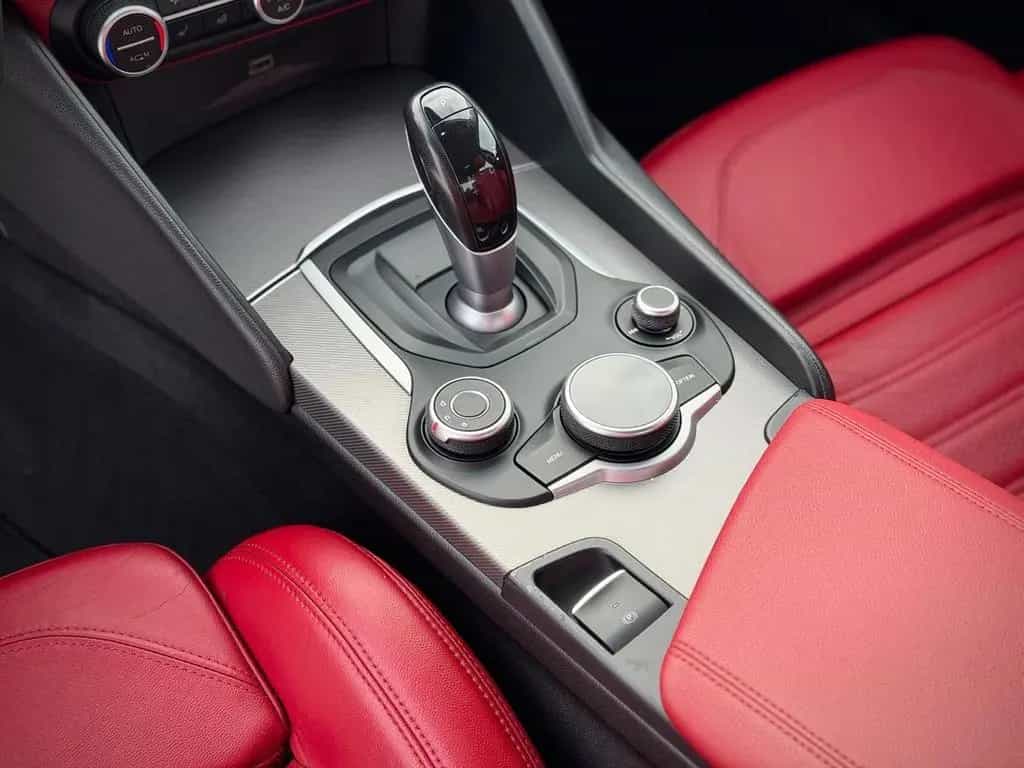 Alfa Romeo Giulia Sportivo q4 04/2018-photo-12