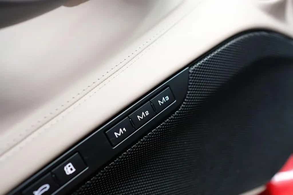 Ferrari F8 Tributo/LIFT/CAMERA/PDC/FULL ELECTRIC SEATS 03/2021-photo-23