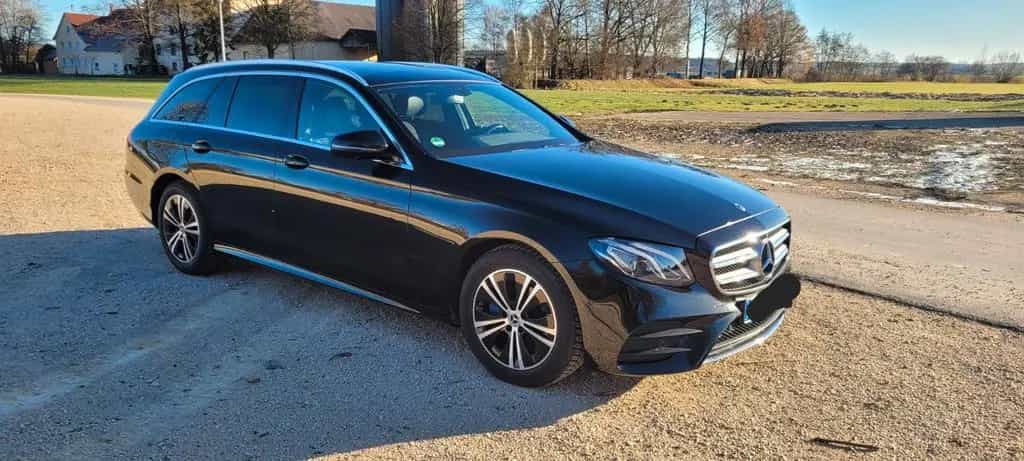 Mercedes-Benz E-Class 220 d 4MATIC T Autom. - 10/2018-photo-1
