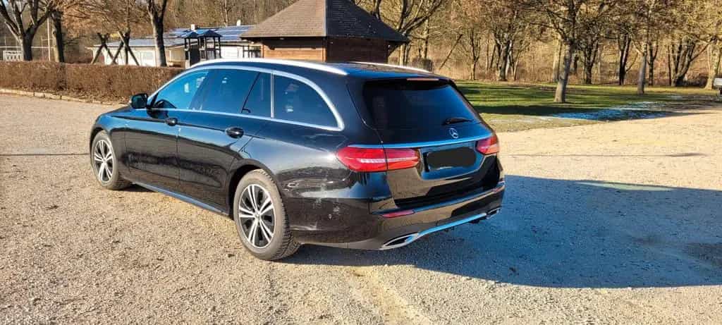 Mercedes-Benz E-Class 220 d 4MATIC T Autom. - 10/2018-photo-3