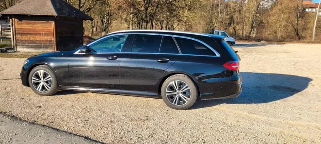Mercedes-Benz E-Class 220 d 4MATIC T Autom. - 10/2018-photo-4