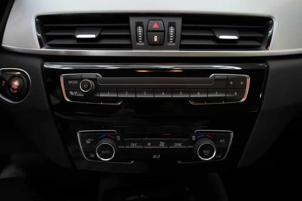 BMW X1 18i Drive NAVI PDC KLIMA TÜV NEU GARANTIE 01/2016-photo-20