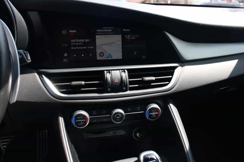 Alfa Romeo Giulia Veloce Q4 Matrix-LED 12/2023-photo-14