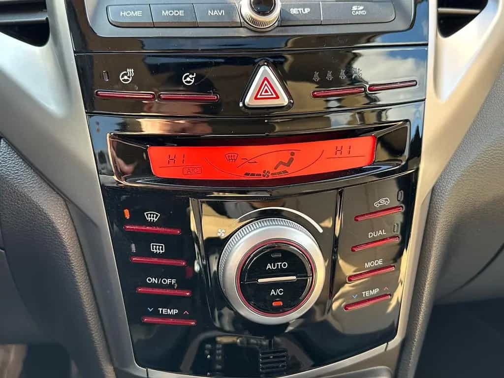 Ssangyong Tivoli 1.6 SAPPHIRE *Automatik+Leder+Navi+Kamera 07/2018-photo-18