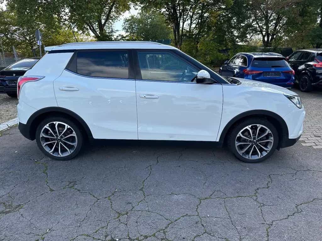 Ssangyong Tivoli 1.6 SAPPHIRE *Automatik+Leder+Navi+Kamera 07/2018-photo-3