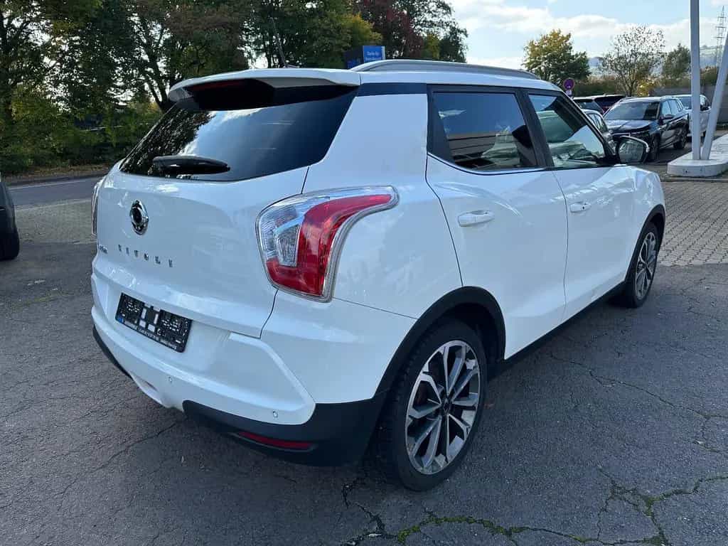 Ssangyong Tivoli 1.6 SAPPHIRE *Automatik+Leder+Navi+Kamera 07/2018-photo-4