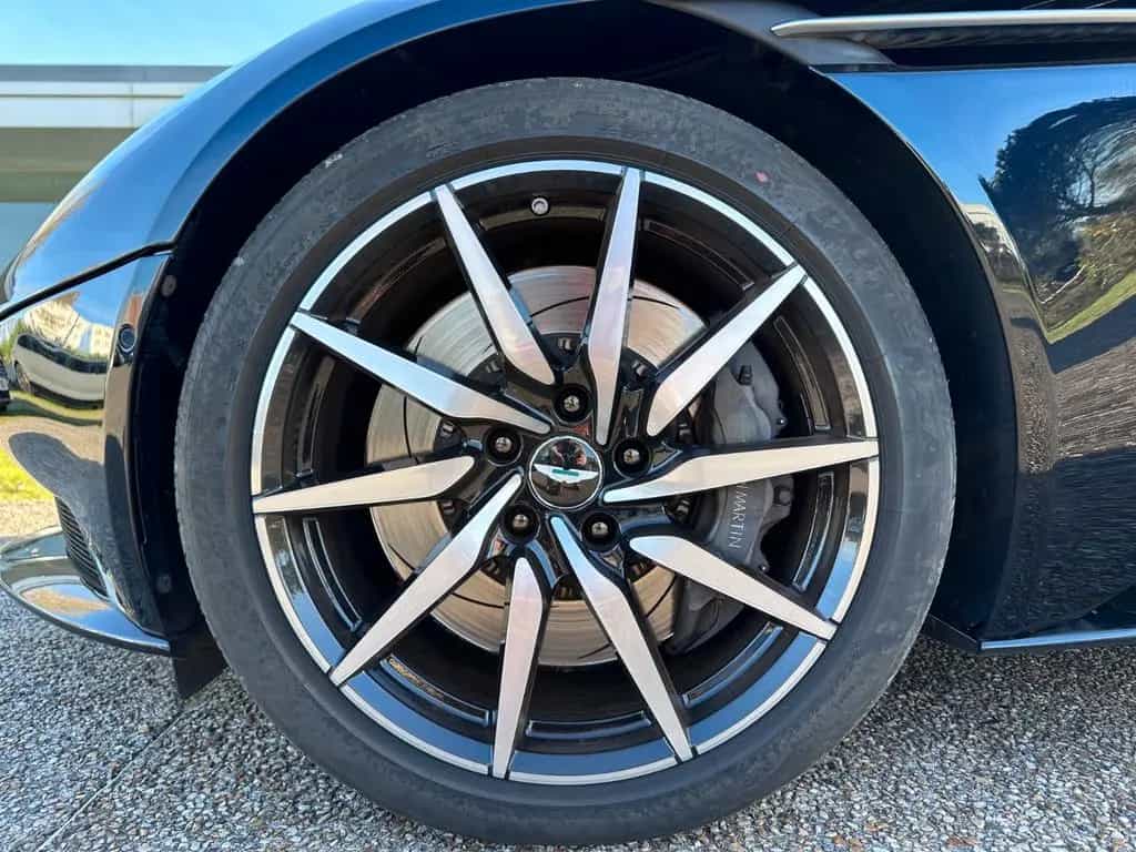 Aston Martin DB11 5.2 V12 AMR 03/2017-photo-24